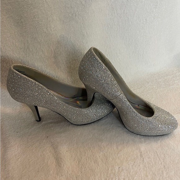 Silver Glitter High Heels with Pointed Toe - Picture 3 of 8